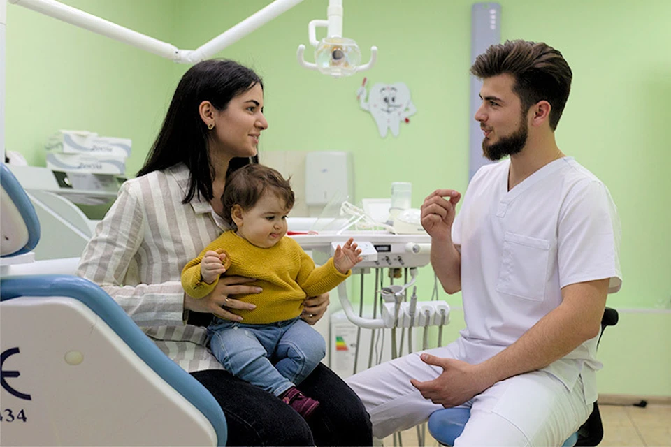 Где лучше лечить зубы ребенку в платной или бесплатной стоматологии Иркутска. Фото: архив компании