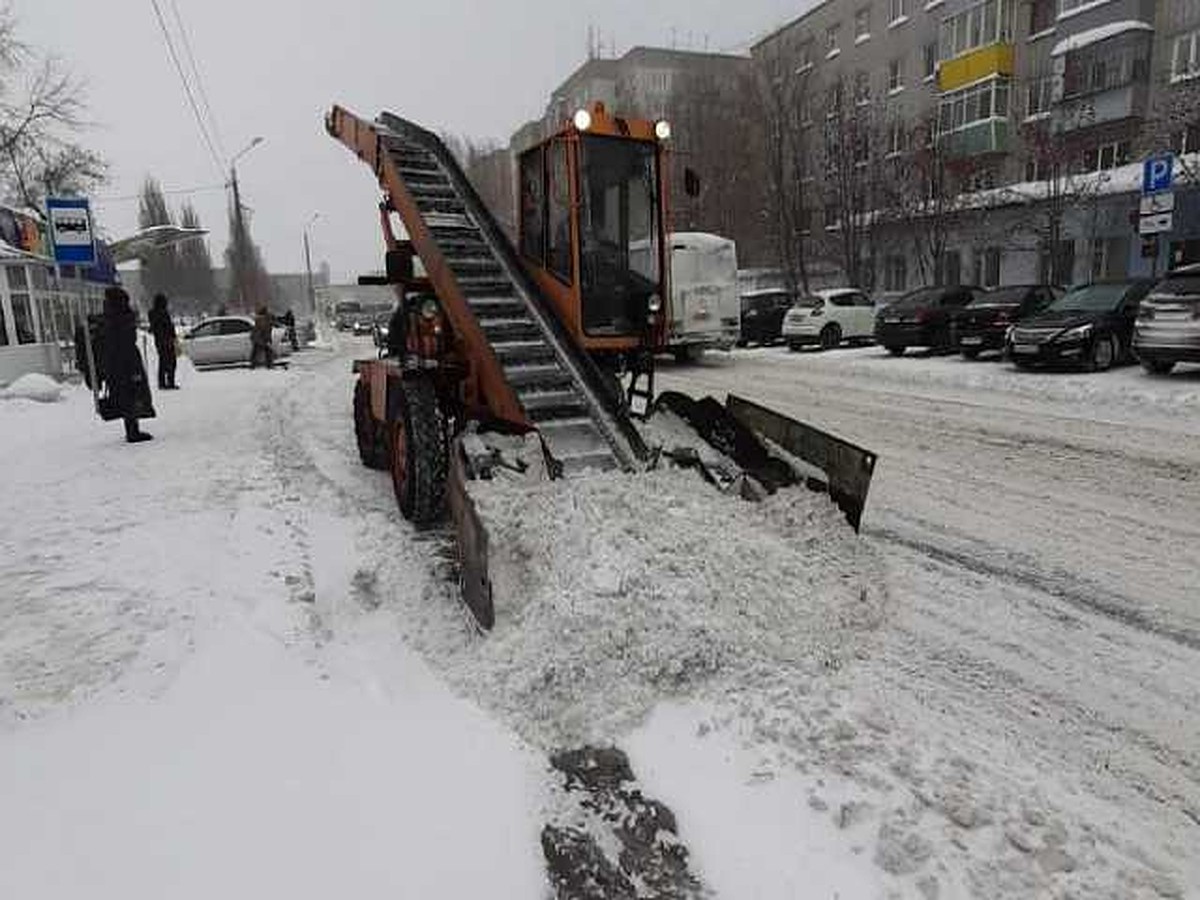 Барнаул в ночь будет разгребать снежные завалы: мешающие уборочной технике  машины эвакуируют - KP.RU