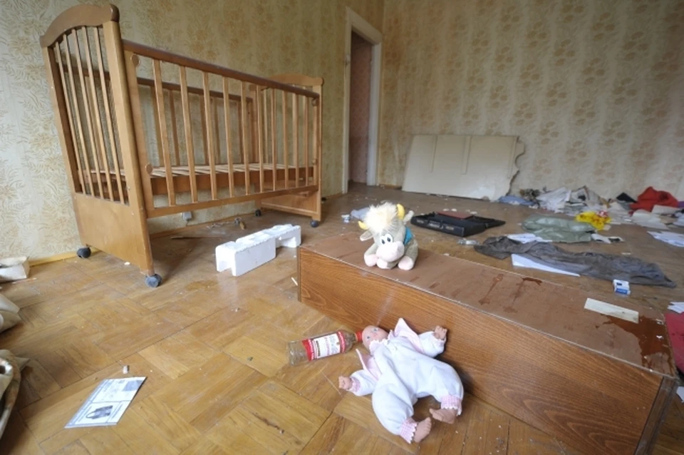 Кроватка есть, холодильник полный - социальные службы не видят повода тревожиться за жизнь ребенка.
