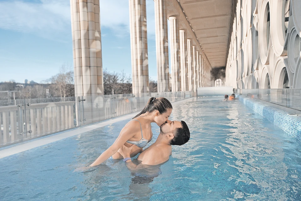 Романтическое настроение в открытом бассейне гарантировано в любую погоду.