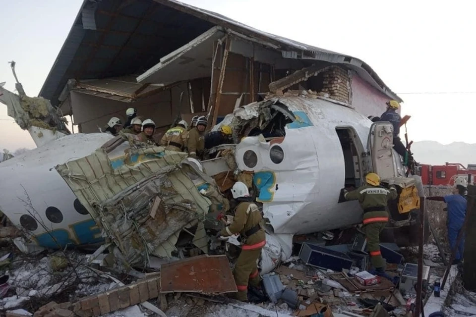 Крушение произошло при взлете из аэропорта Алма-Аты. Фото: МЧС Казахстана.
