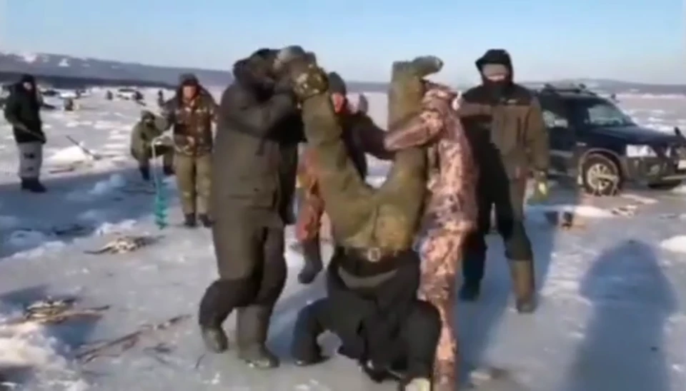 Рыбаки, танцующие брейк-данс на льду, рассмешили жителей Сахалина. Фото: @fishing_island_sakhalin.
