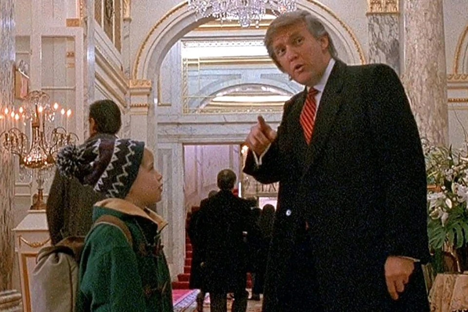 Дональд Трамп на несколько секунд появлялся во второй части знаменитой кинокомедии.