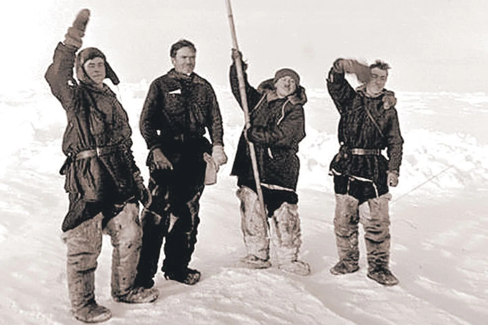 1937 год: четверо отважных под флагом Родины на Северном полюсе. Фото: wikimedia.org