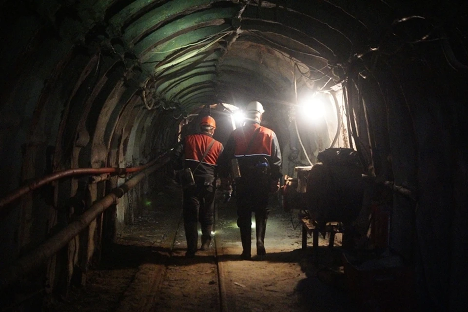 Горнякам шахт «Заречная» и «Алексиевская» перед новогодними праздниками частично погасили долги