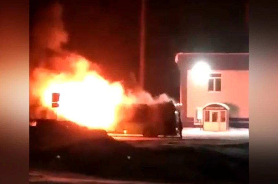Пассажирский автобус сгорел в Белово. ФОТО: кадр видео vk.com, "Типичное Белово", Ольга Гарман