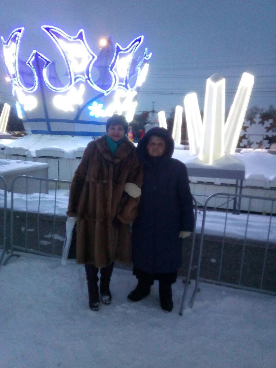 Возле короны многие омичи делали снимки в новогоднюю ночь.