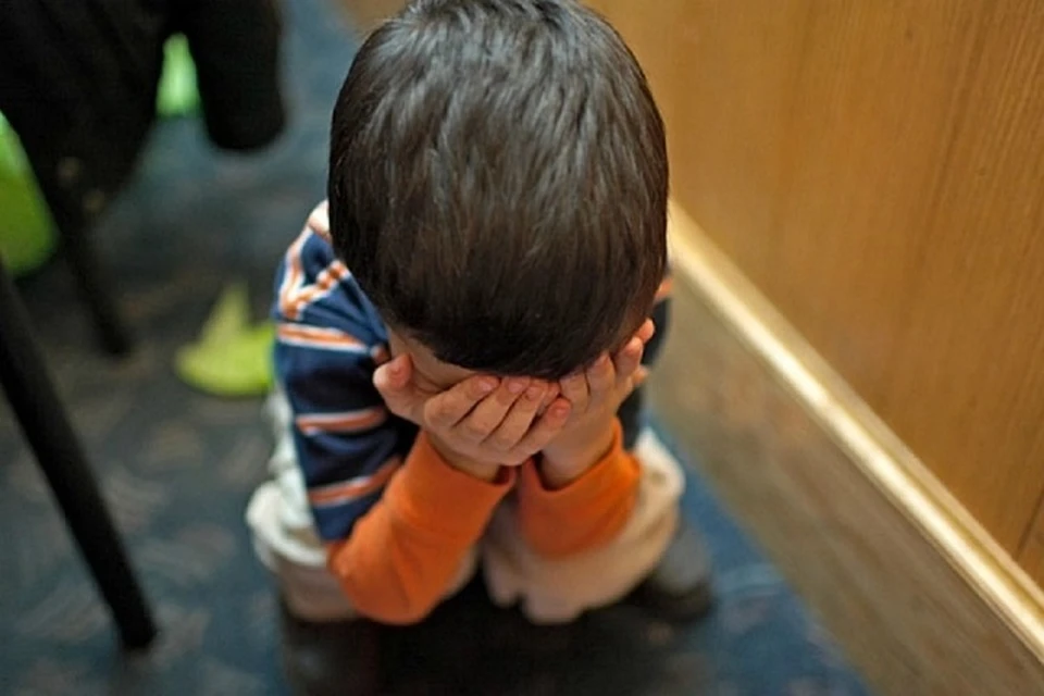 Ребенок заплакал после того как его швырнули на пол