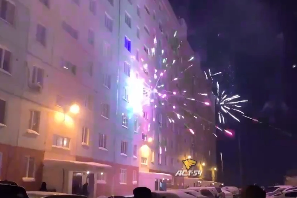 Жители Новосибирска обстреляли фейерверками окна дома.