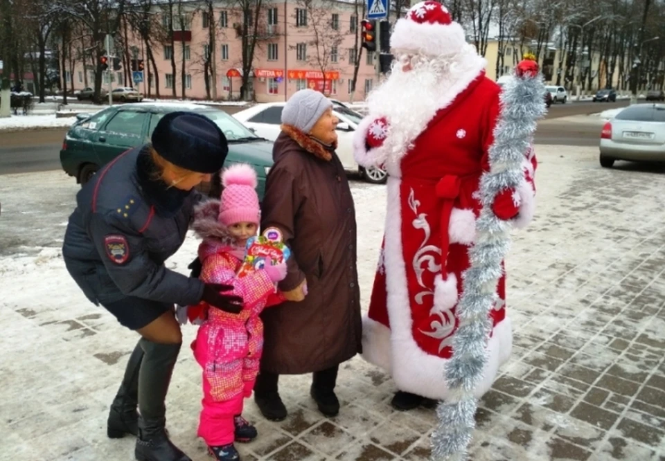 Пешеходы получили подарки и поздравления