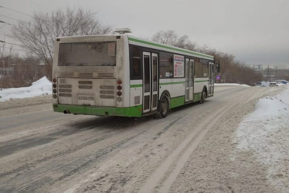 Автобус оказался коммерческим. Фото: Новосибирская служба эвакуации «АСТ-54».