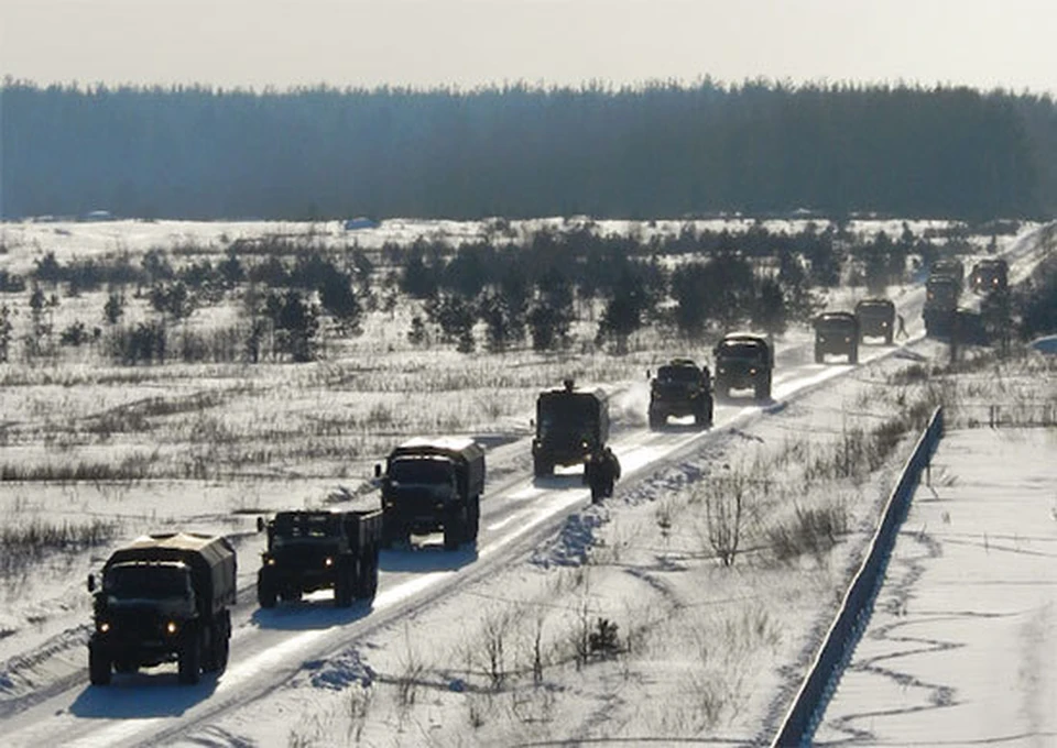 Военные перекрывают дороги. Военная колонна зимой. Колонна военной техники. Военные автомобильные дороги. Колонна военных грузовиков.