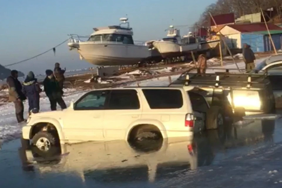 Машины были припаркованы на тонком льду в пяти метрах от берега. Фото: ГУ МЧС РФ по Приморскому краю