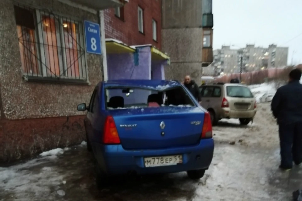 Повезло, что на месте иномарки не оказался живой человек. Фото: vk.com/murmanskgroup