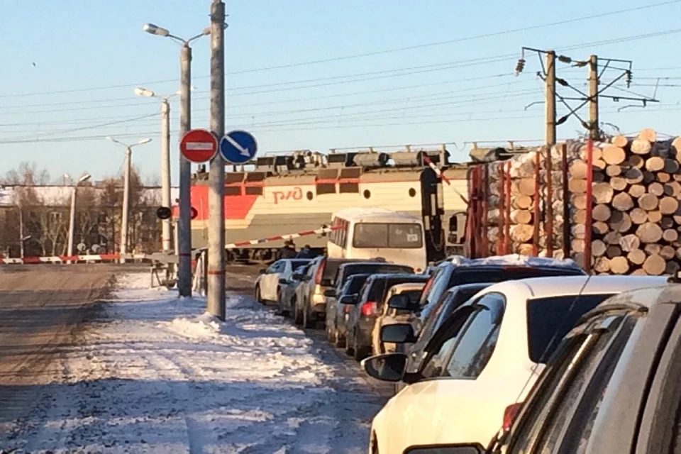 Заглохший автобус вовремя откатили с путей. Фото: vk.com/novovyatsk