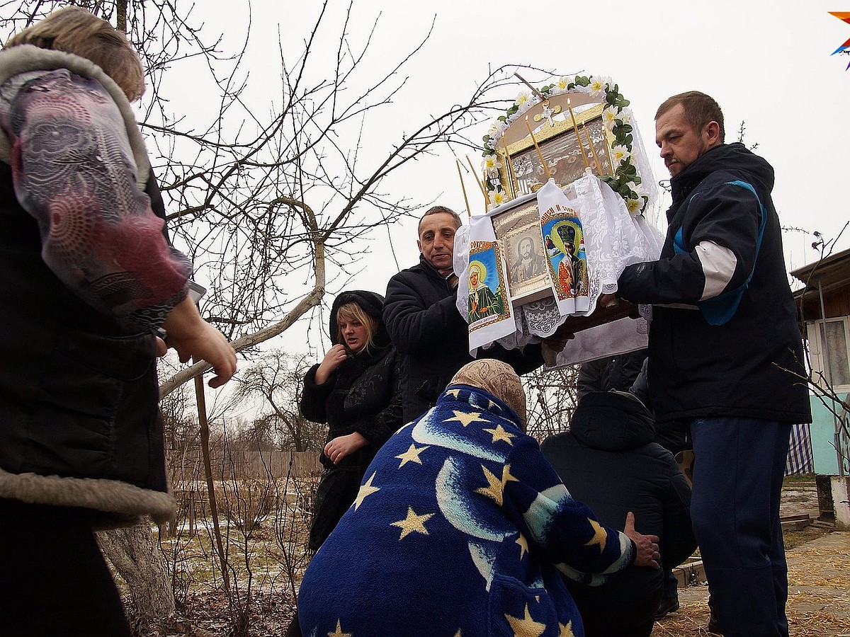 Нигде нет ничего подобного»: в деревне на Гомельщине на Рождество проводят  уникальный обряд «Свеча» - KP.RU