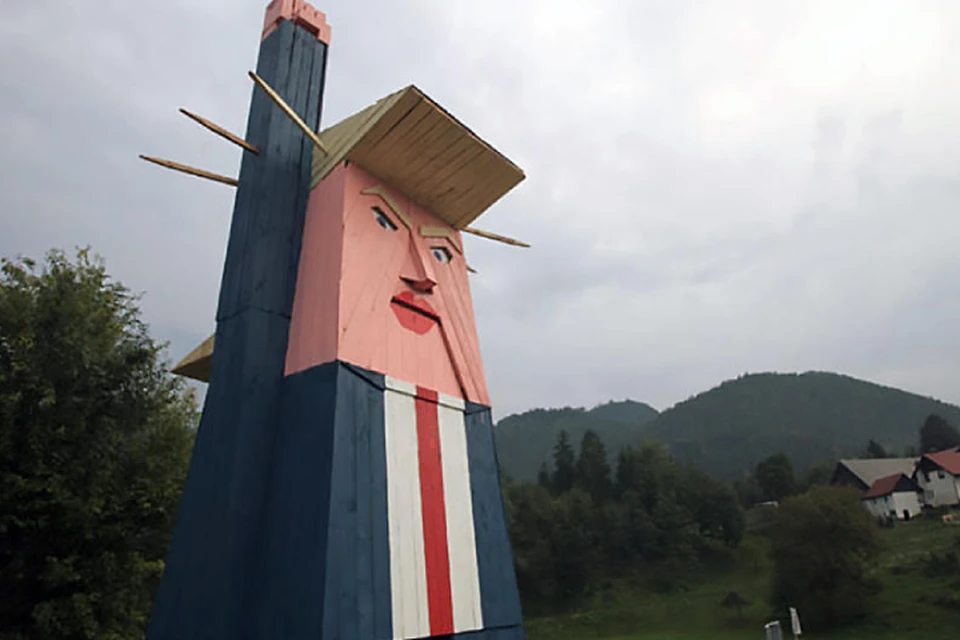 В Словении дотла сожгли деревянную статую Трампа