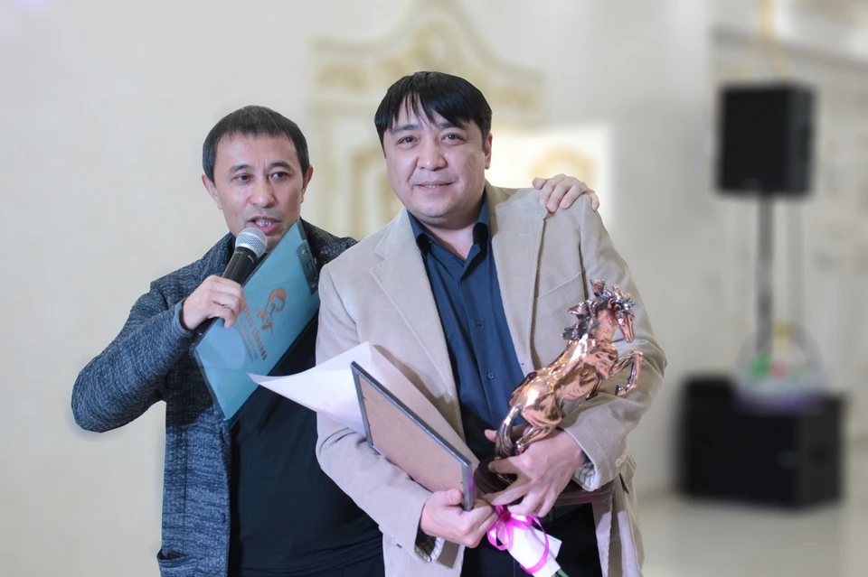 Ермек Турсунов вручил премию «Кулагер» Ержану Тусупову (справа)