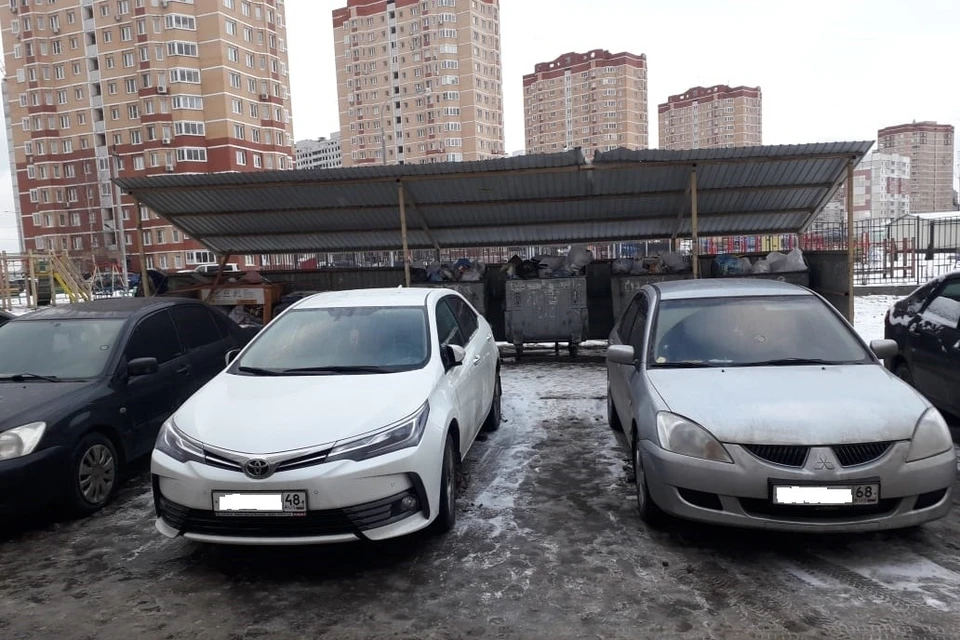 В Липецке в новогодние каникулы не могли вывезти мусор из-за припаркованных машин