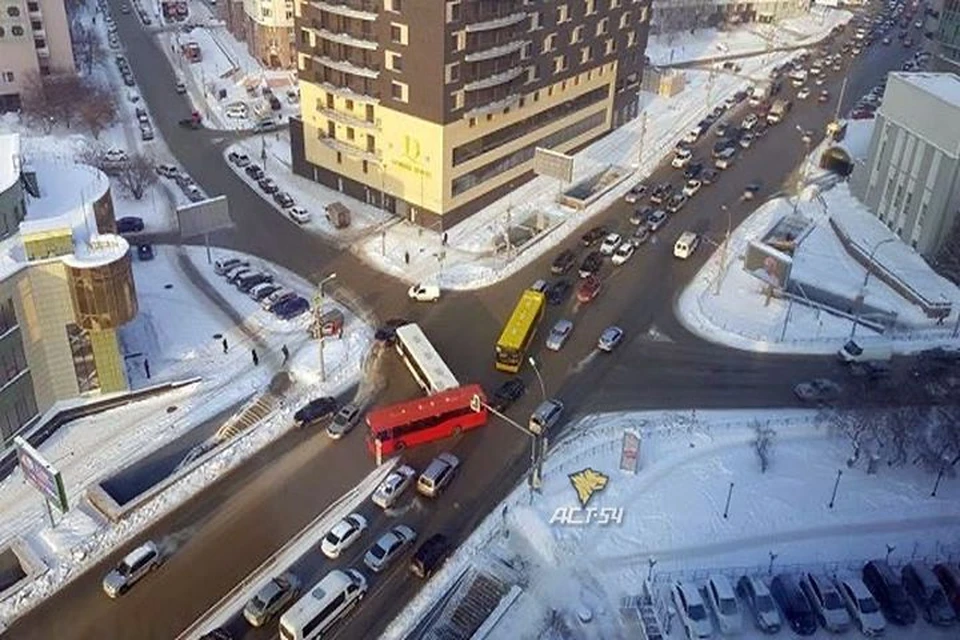 ДТП с автобусом спровоцировало огромную «пробку».