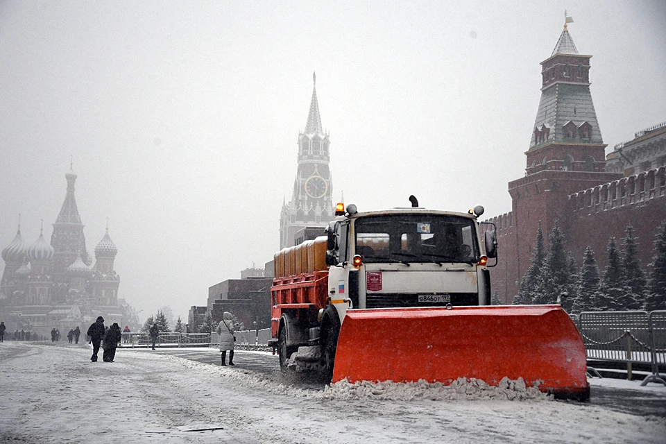 Во время сильных снегопадов коммунальные службы круглосуточно убирают улицы Москвы