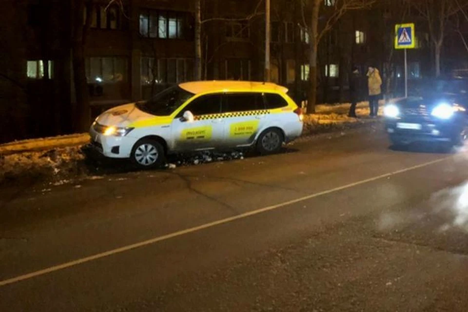 Водитель такси сбил людей на пешеходном переходе