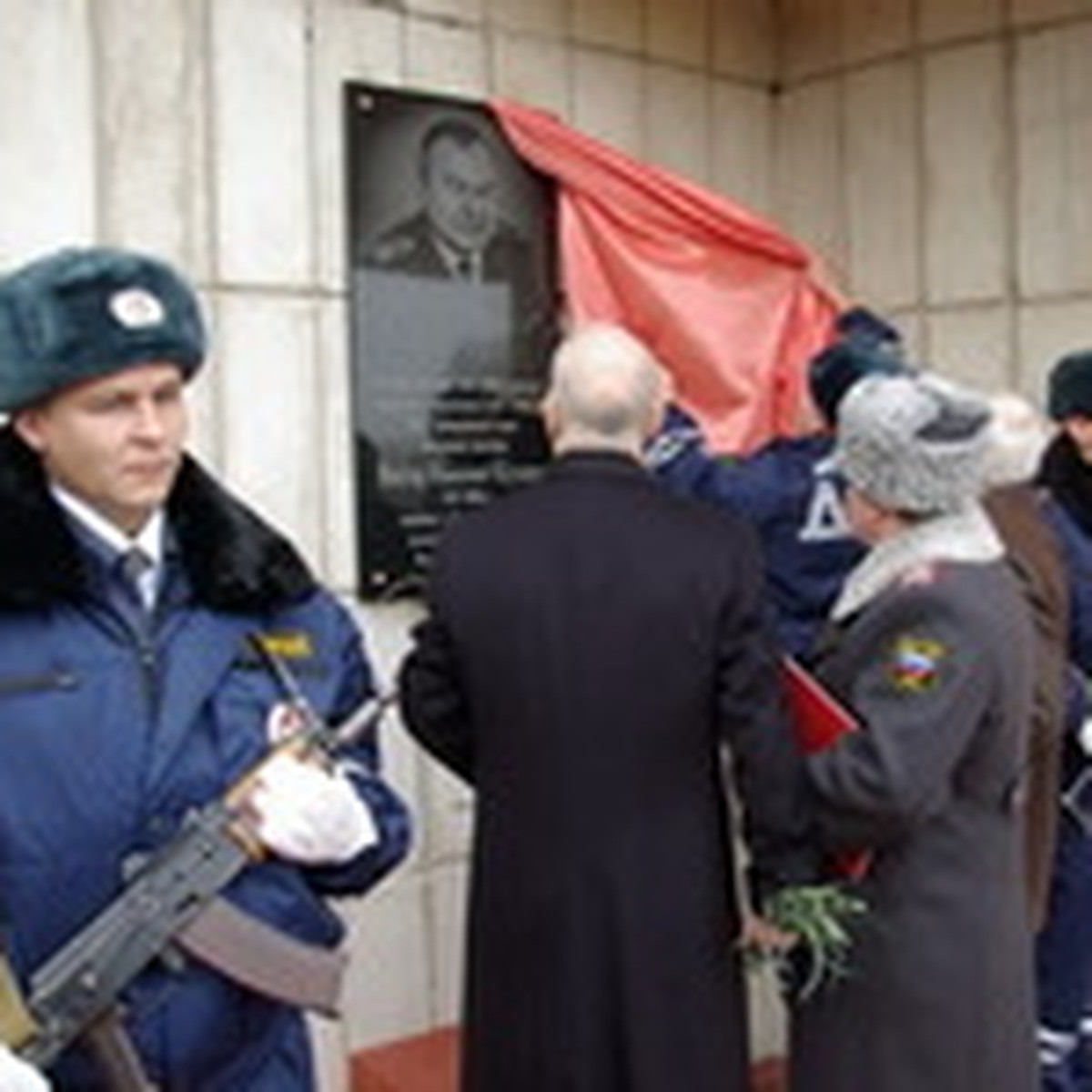 В Хабаровске открылась мемориальная доска бывшему начальнику краевой  Госавтоинспекции - KP.RU