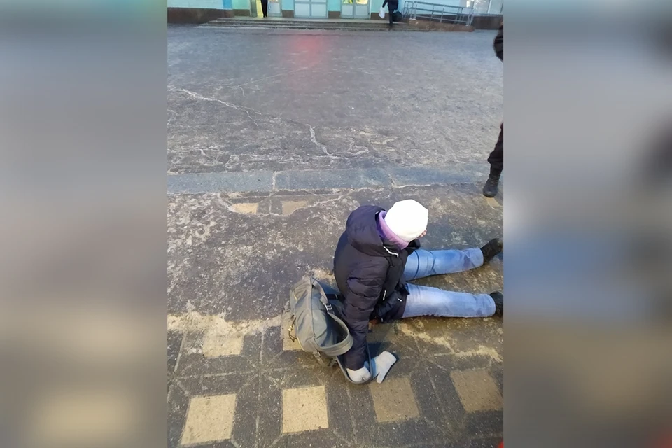 Гостья из Питера не успела даже от здания вокзала отойти, как тут же поскользнулась и упала, сломав ногу. Фото: vk.com/zlo43