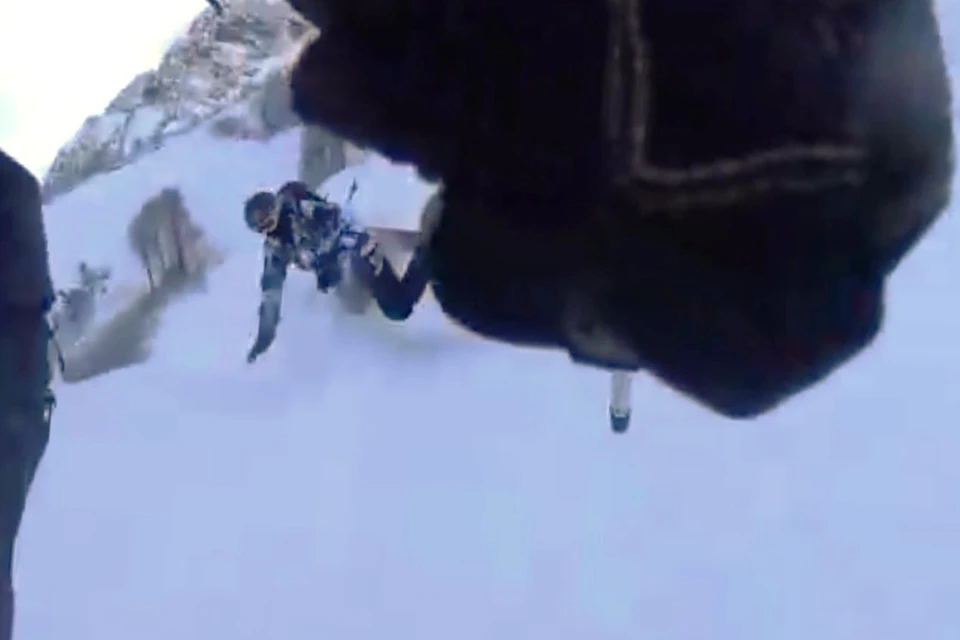 За секунду до падения. Фото: кадр из видео.