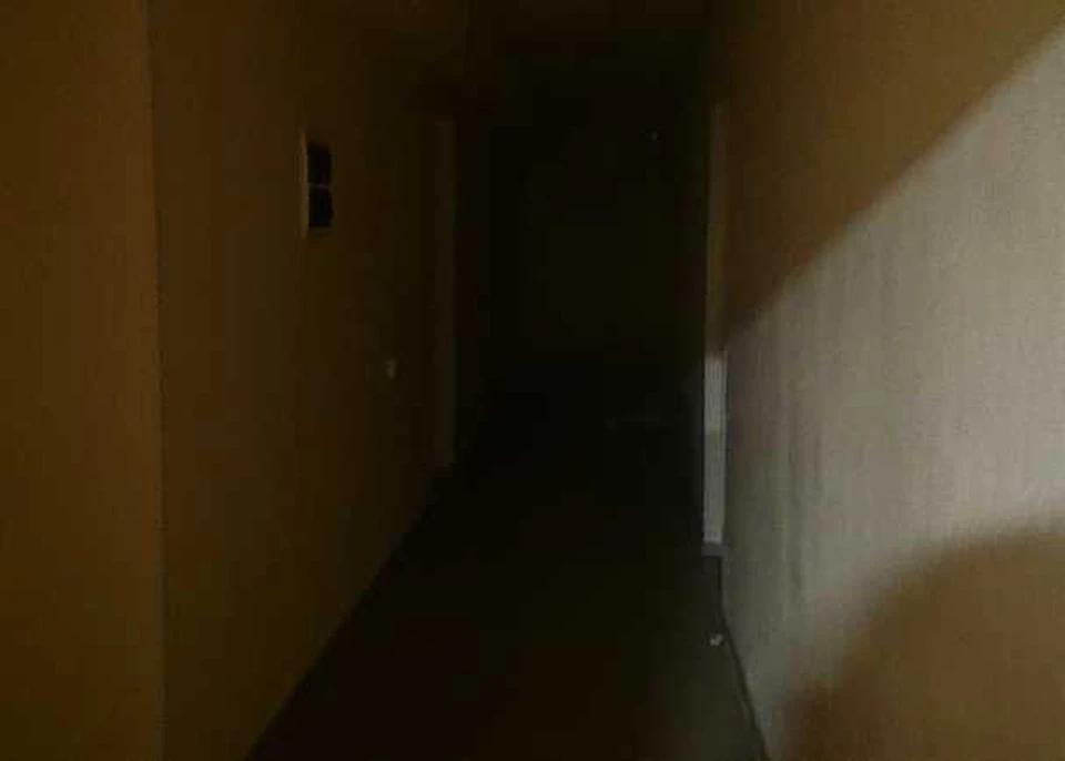 На фото - загадочный коридор. Снимок сделан в темноте.