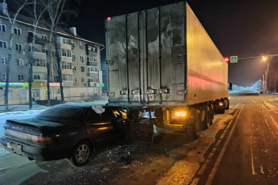 Легковое авто заехало под колеса грузовика в Хабаровске