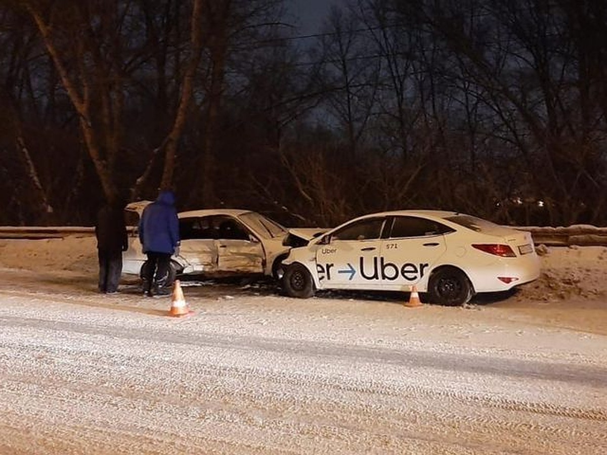 Вылетел на встречку: в Новосибирске в страшной аварии пострадала пассажирка  такси - KP.RU