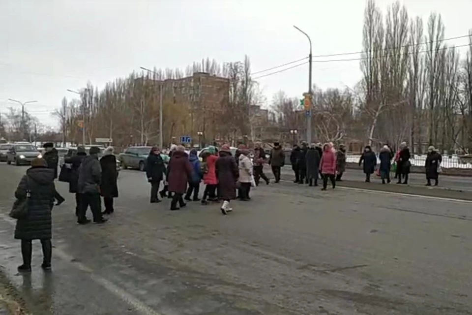 Жители Балакова перекрыли дорогу на месте смертельной аварии. Кадр из видео портала sutynews.ru