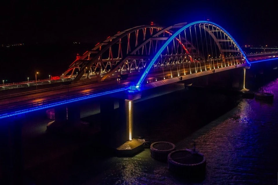 Ночью на мосту включают архитектурную подсветку. Фото: инфоцентр "Крымский мост"