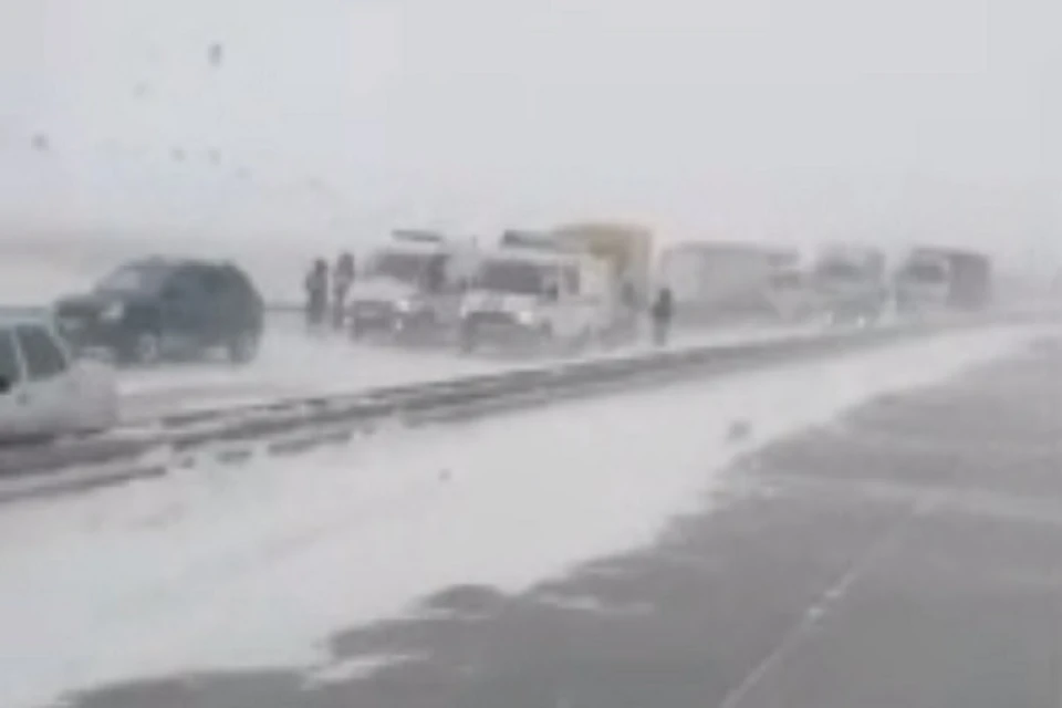 Буран спровоцировал массовую аварию на трассе Коченево - Омск. Фото: скрин видео