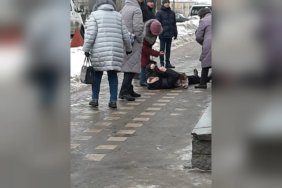 Женщина поскользнулась и сильно ударилась на льду. Фото: vk.com/zlo43