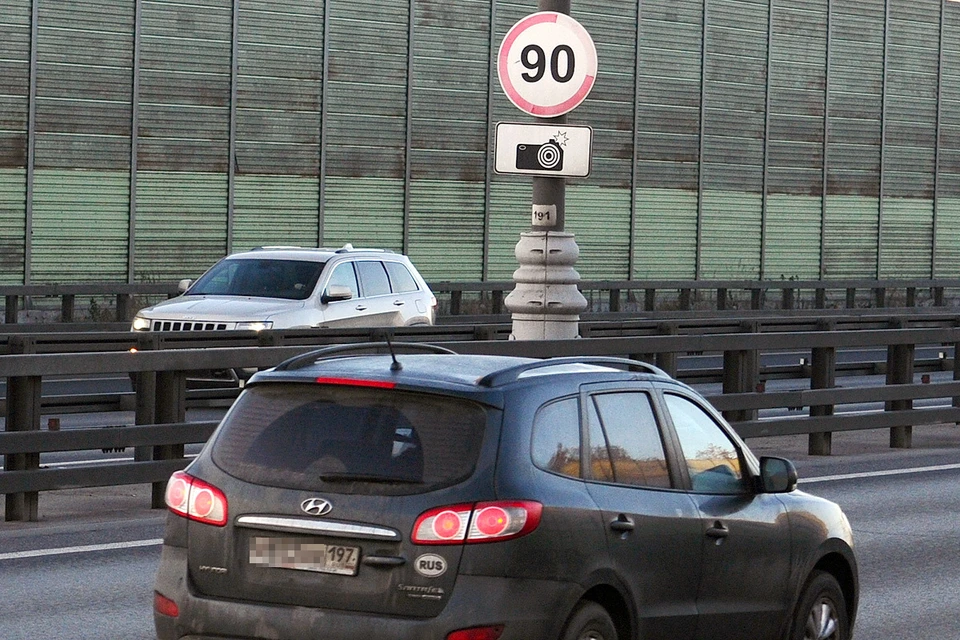 Предупреждение о камере контроля скоростного режима на Киевском шоссе.