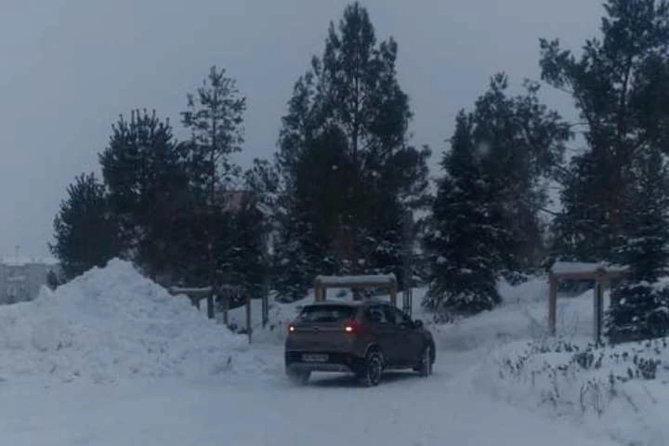 В Кемерове автохам припарковался на пешеходной дорожке в Парке Ангелов. Фото: "Мэру на заметку"/ facebook.com