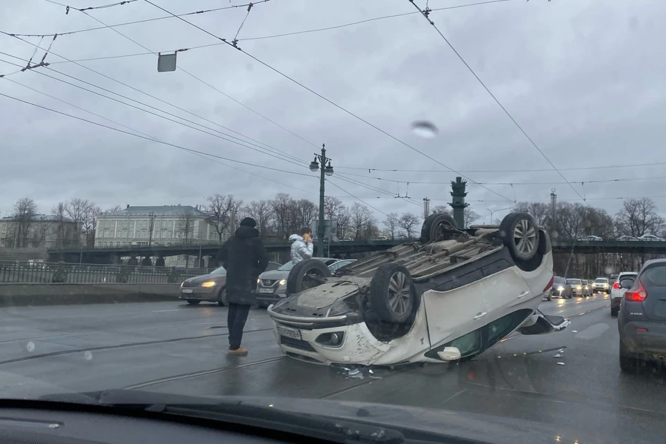 На Ушаковском мосту перевернулась иномарка. Фото: vk.com/spb_today