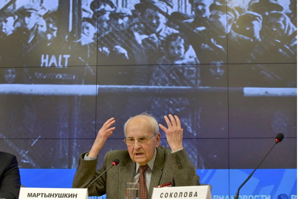 Последнему оставшемуся в живых освободителю Освенцима Ивану Мартынушкину сейчас 96 лет.