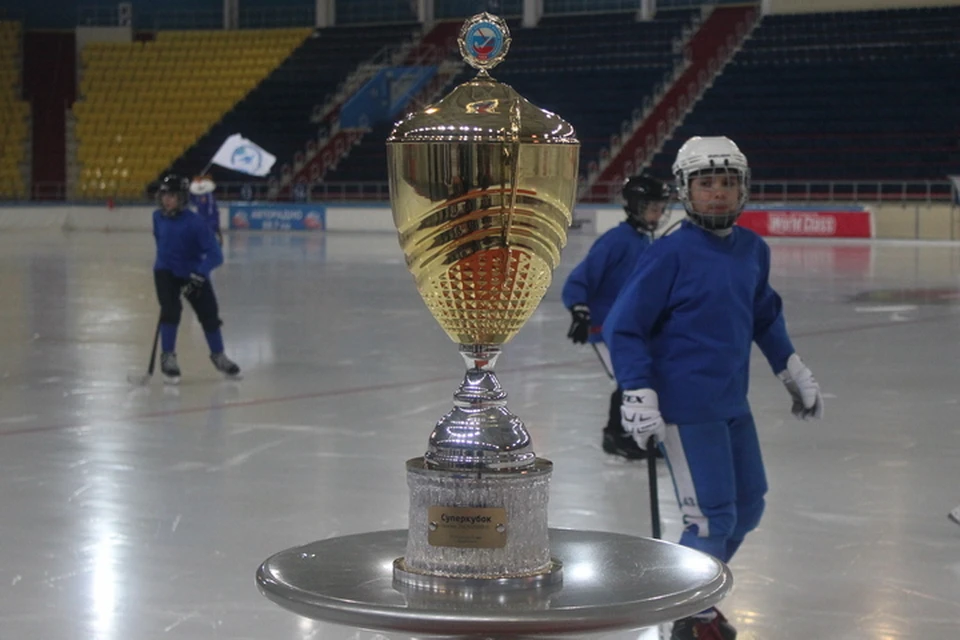 Хабаровский «СКА-Нефтяник» презентовал недавно завоёванный Суперкубок страны по хоккею с мячом