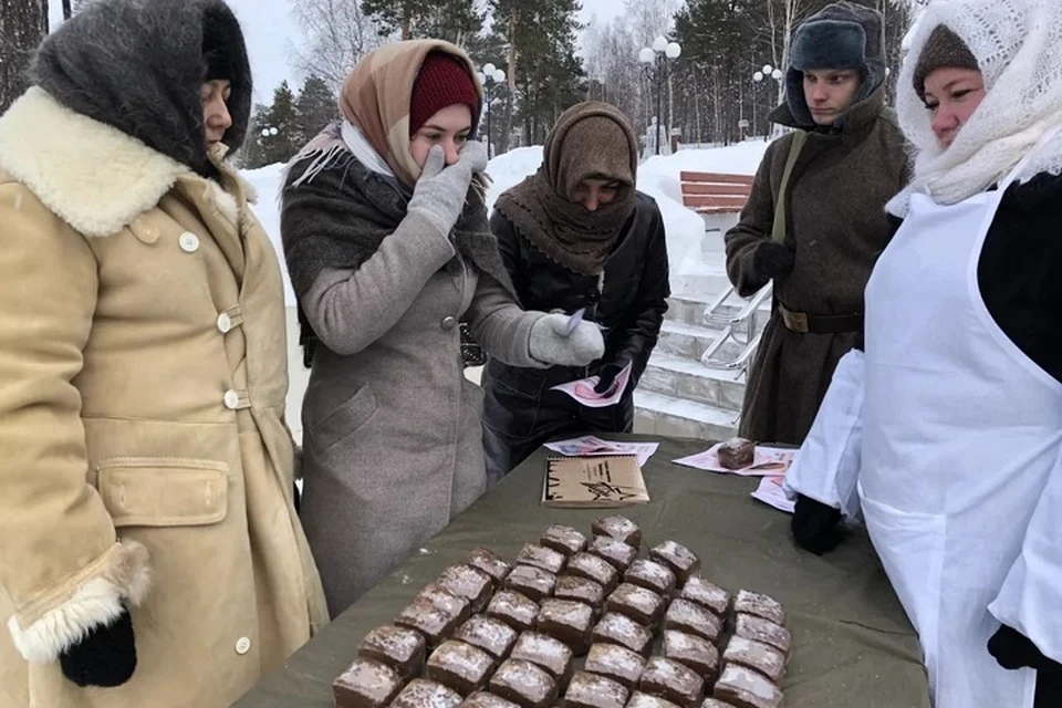 Видео блокадный хлеб для начальной школы. Блокада Ленинграда раздача хлеба. Блокадный хлеб очередь. Очередь за хлебом в блокаду. Блокада Ленинграда хлеб очередь.