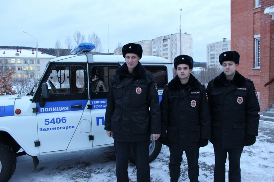 Полицейские, спасшие от пожара 20 человек Фото: ГУ МВД по Красноярскому краю