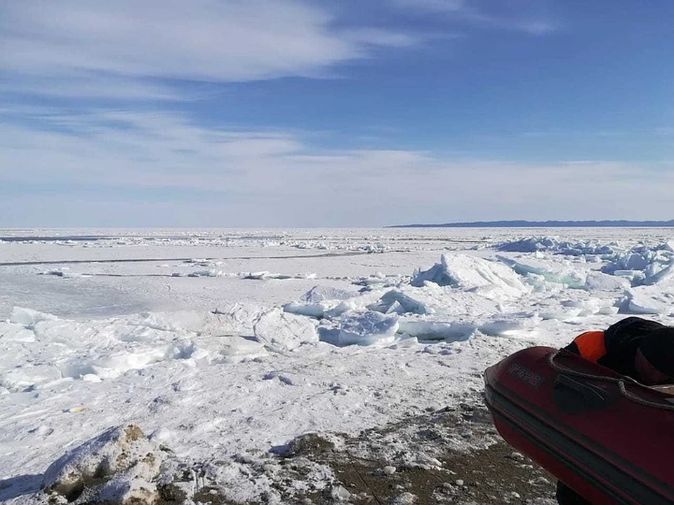 На Сахалине льдину с 300 рыбаками оторвало от берега