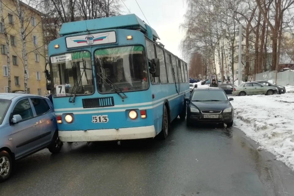 Протиснуться между машинами, не задев никого, было невозможно. Фото: vk.com/zlo43