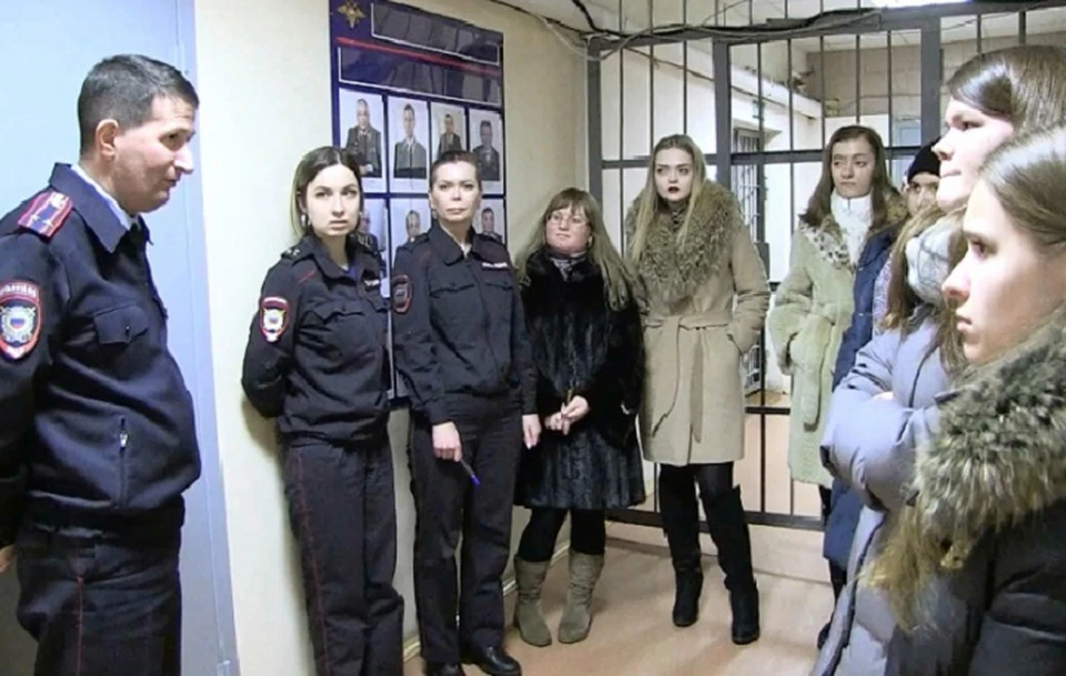 Студентам показали, где содержатся подозреваемые. Фото: УМВД по Екатеринбургу