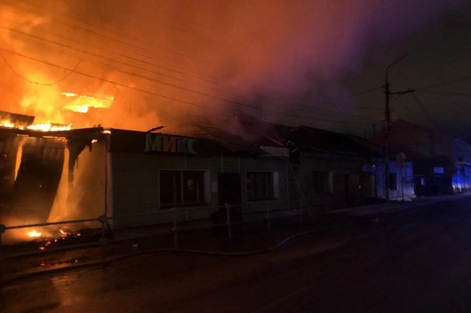 На рынке в подмосковном поселке Быково вспыхнул пожар