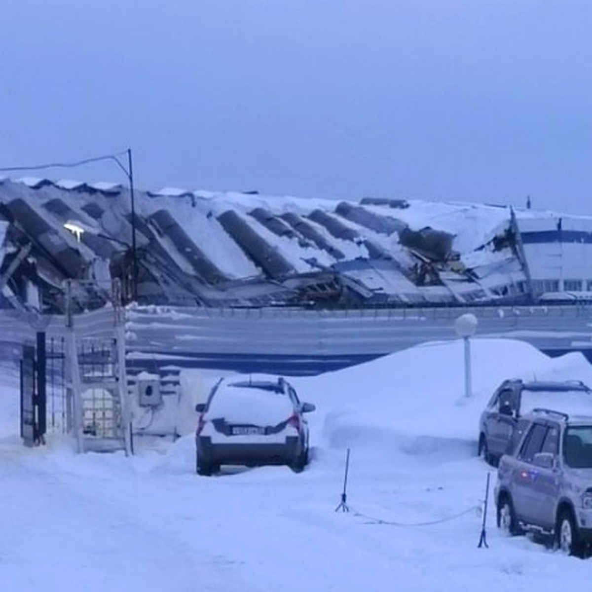 Появилось видео из цеха с рухнувшей крышей в Кузбассе - KP.RU