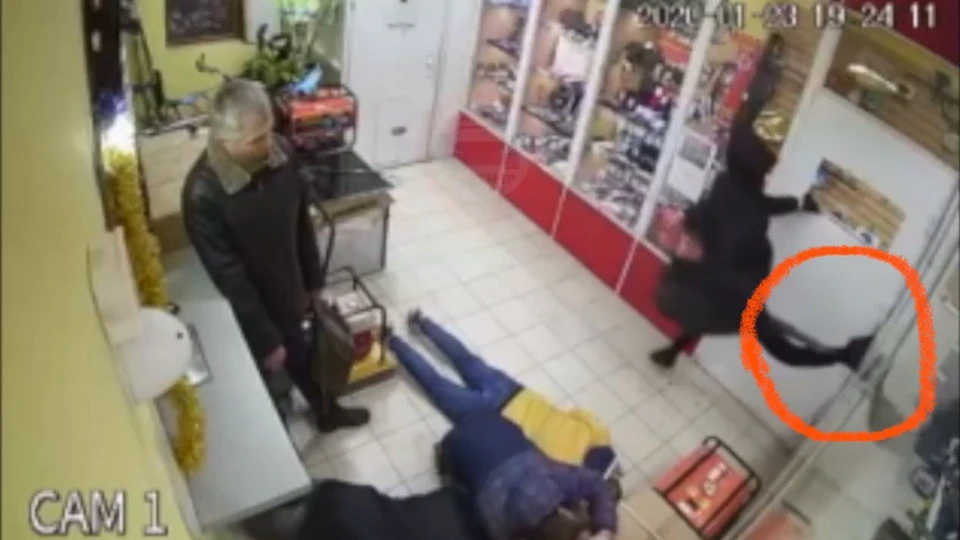 Мужчина повредил ногу, когда выбивал дверь. Фото: кадр видео Автопартнер Крым Севастополь ДТП/VK