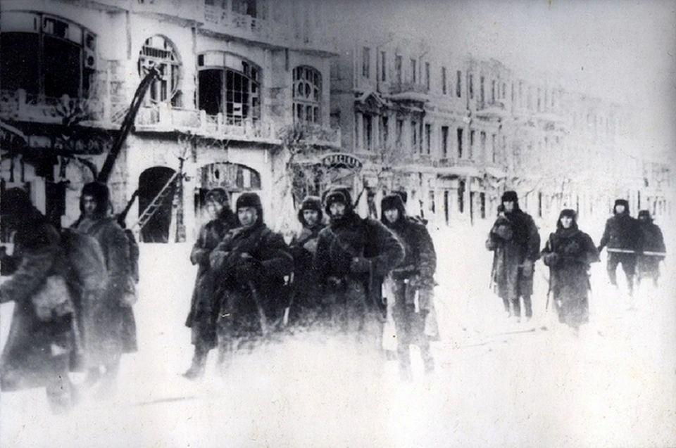 Части Красной армии проходят по проспекту Революции. 25 января 1943 г. Историческая фотография.